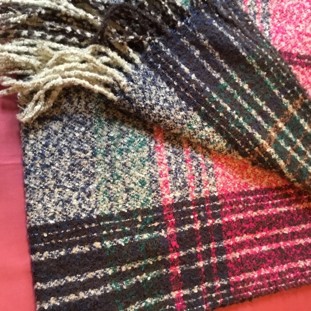 🎁 SALE! 🎁 Modena Plaid Boucle Shawl / Wrap: SOFT! - Picture 6 of 8